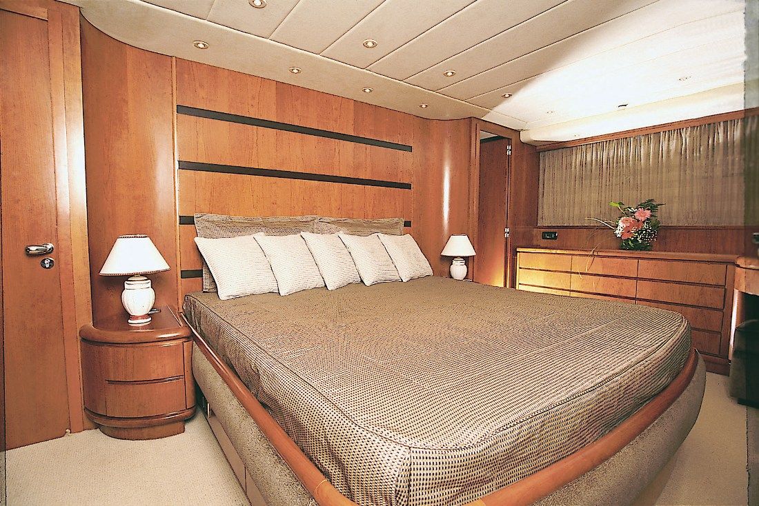 Interior del Falcon 30M