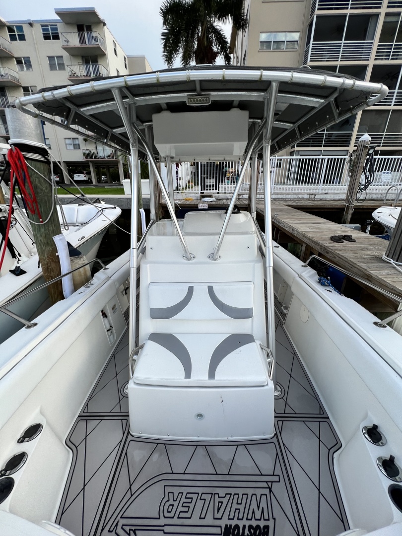 Interieur van de Boston Whaler 26 Outrage