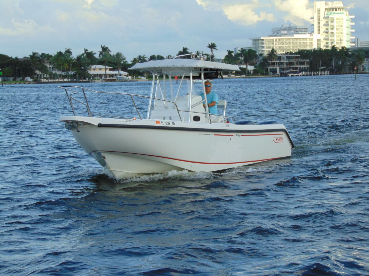 Exterieur van de Boston Whaler 26 Outrage