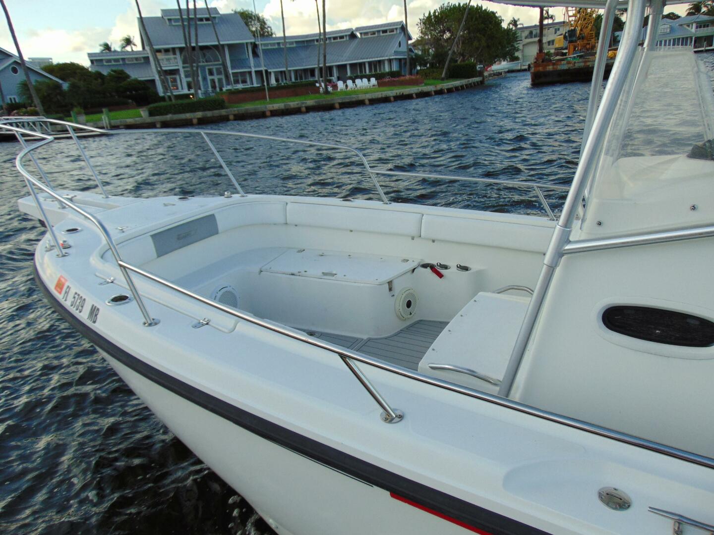 Exterieur van de Boston Whaler 26 Outrage